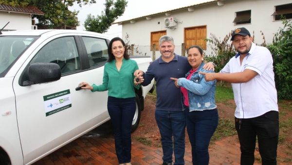 Senadora Mailza entrega caminhonete para a Secretaria de Saúde do Município de Epitaciolândia